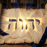 Parchemin ancien déroulé sur du bois, affichant le Tétragramme hébraïque (YHWH) qui brille d'une lumière dorée intense, entouré d'un ruban de velours bleu nuit.