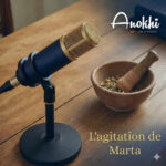 Microphone de studio bleu et or à côté d'un mortier et pilon en bois contenant des épices ou des herbes. Le texte indique « L'agitation de Marta ».