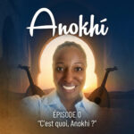 Image carrée montrant Anathalie souriante au centre, encadrée par une arche lumineuse et des instruments de musique orientale (ouds). Le logo « Anokhí » domine la partie supérieure en blanc, avec le titre de l'épisode « C’est quoi, Anokhí ? » en bas.